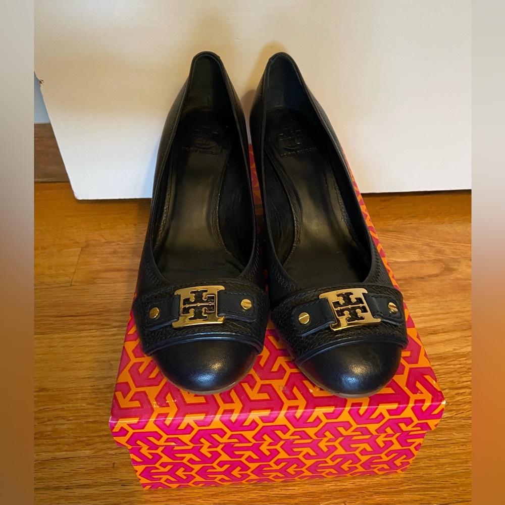 TORY BURCH Natalya Mid-Wedge Tumbled Leather in Navy SZ 9